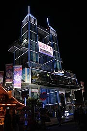 Bei Nacht ein toller Anblick: "The Tower Event Center" auf dem Oktoberfest (Foto: Martin Schmitz)